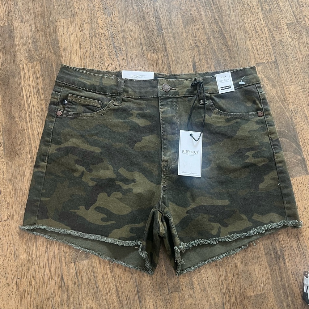 NWT Judy Blue camo shorts size L